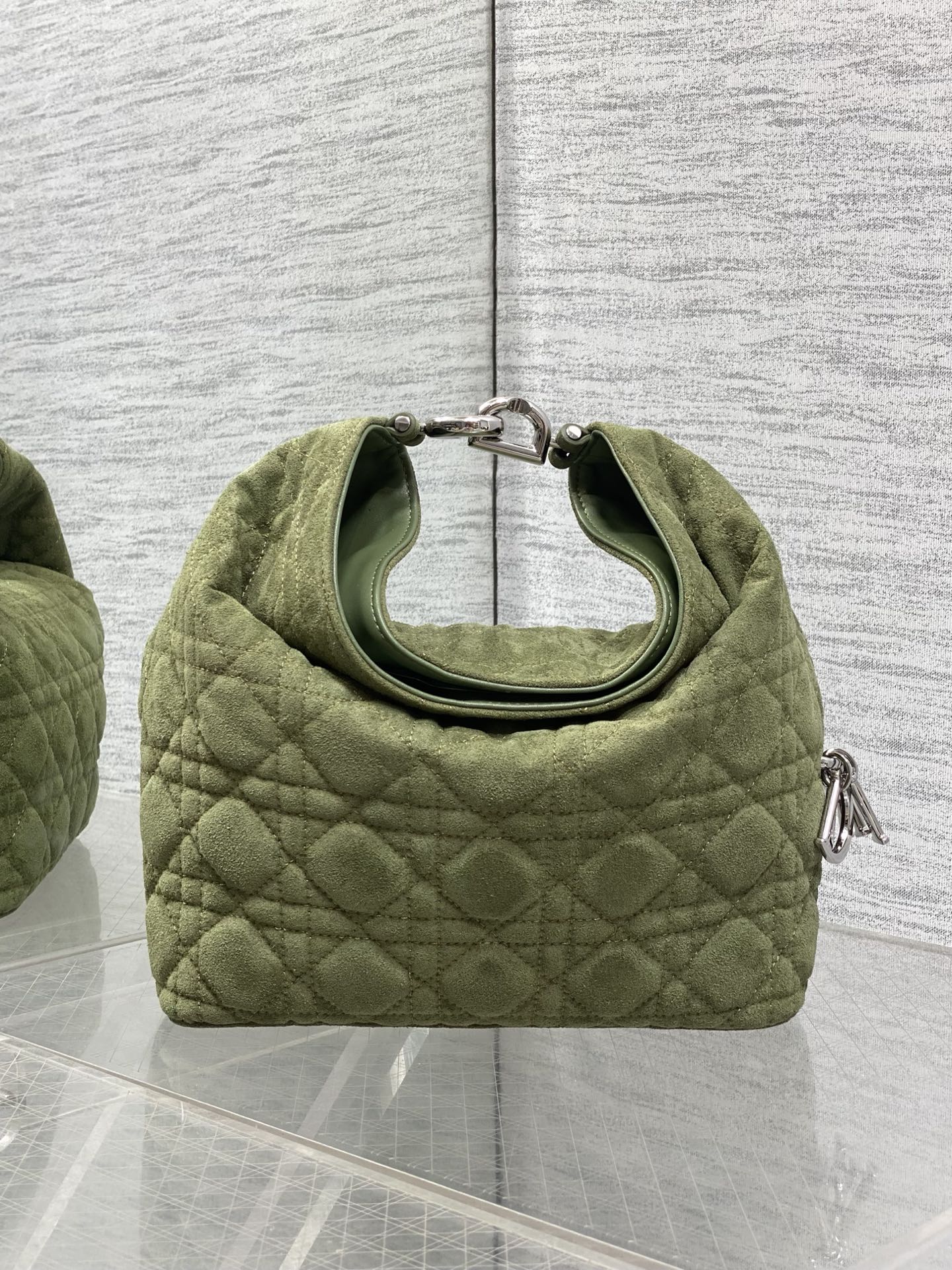 NO:939224,Small green velvet is in stock. Dior Winter26 new Toujours Hobo comes with an ingot lucky bag shape, which means smooth sailing. Iconic smile folded bag edge + classic cannage pattern lambskin/suede. Small | Wide leather shoulder strap, large capacity for commuting, casual and lazy. Mini | Thin metal chain, small and exquisite, full of date atmosphere. Side D.I.O.R lucky charm, light when walking, comes with good luck filter  There are many low-saturation and gentle colors, which can easily support all daily outfits. French style is relaxed and easy to hold. Small Size22.5*14*7.5cm, Crunchy bag, dior, sheepskin, chamois leather, Hermes,19860909小号绿色绒现货 Dior Winter26全新Toujours Hobo 自带元宝福袋造型,寓意顺风顺水 标志性微笑翻折包沿+经典藤格纹小羊皮/麂皮 小号｜宽皮质肩带,通勤大容量,随性慵懒 迷你｜细金属链条,小巧精致,约会氛围感拉满 侧边D.I.O.R幸运吊饰,走路轻响自带好运滤镜 超多个低饱和温柔色系,不费力撑起所有日常穿搭 法式松弛 轻松拿捏 小号 Size22.5*14*7.5cm,Crunchy慵懒包,dior,sheepskin,chamois leather,Hermes,,Bag