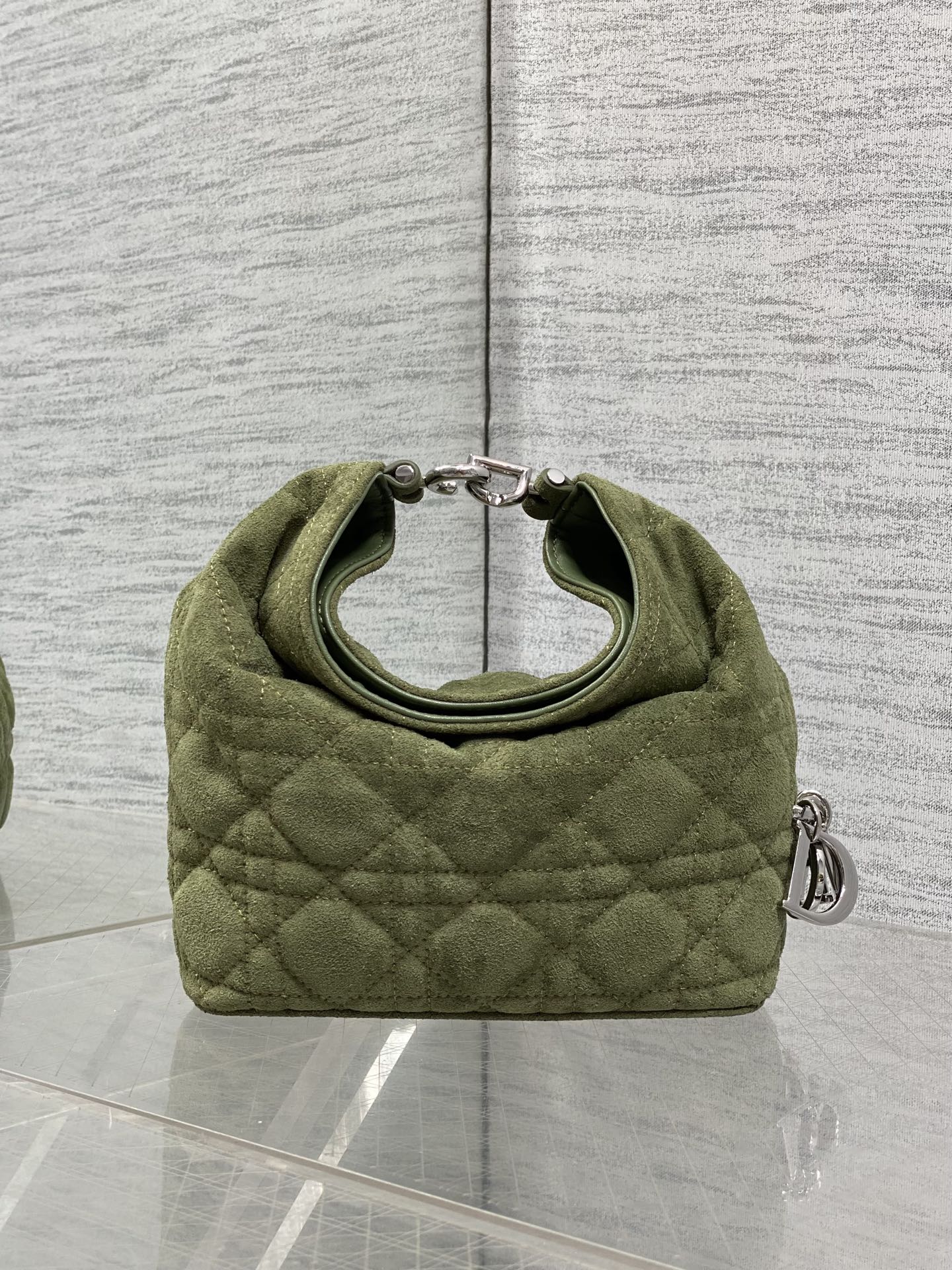 NO:939231,Mini green velvet is in stock. Dior Winter26 new Toujours Hobo comes with ingot lucky bag shape, which means smooth sailing. Iconic smile folded bag edge + classic cannage pattern lambskin/suede. Small｜wide leather shoulder strap, large capacity for commuting, casual and lazy. Mini｜thin metal chain, small and exquisite, full of date atmosphere. D.I.O.R lucky charm on the side, light when walking, comes with good luck filter  There are many low-saturation and gentle colors, which can easily support all daily wear. French style is relaxed and easy to hold. Mini Size17.5*19*7cm, Crunchy bag, dior, sheepskin, chamois leather, Hermes,19860909迷你绿色绒现货 Dior Winter26全新Toujours Hobo 自带元宝福袋造型,寓意顺风顺水 标志性微笑翻折包沿+经典藤格纹小羊皮/麂皮 小号｜宽皮质肩带,通勤大容量,随性慵懒 迷你｜细金属链条,小巧精致,约会氛围感拉满 侧边D.I.O.R幸运吊饰,走路轻响自带好运滤镜 超多个低饱和温柔色系,不费力撑起所有日常穿搭 法式松弛 轻松拿捏 迷你 Size17.5*19*7cm,Crunchy慵懒包,dior,sheepskin,chamois leather,Hermes,,Bag