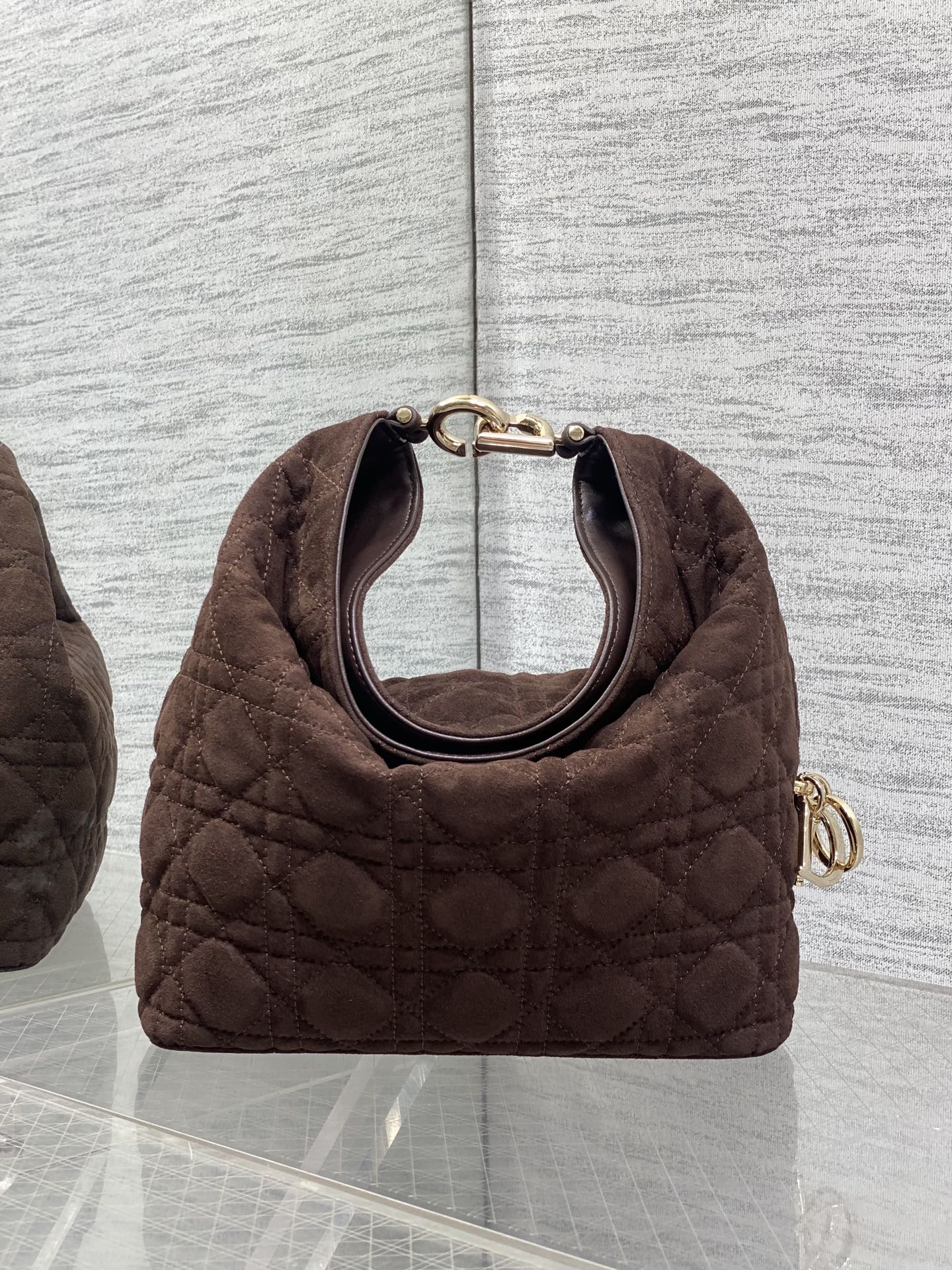 NO:939239,Small coffee velvet is in stock. Dior Winter26 new Toujours Hobo comes with ingot lucky bag shape, which means smooth sailing. Iconic smile folded bag edge + classic cannage pattern lambskin/suede. Small｜wide leather shoulder strap, large capacity for commuting, casual and lazy. Mini｜thin metal chain, small and exquisite, full of date atmosphere. D.I.O.R lucky charm on the side, light when walking, comes with a good luck filter.  There are many low-saturation and gentle colors, which can easily support all daily outfits. French style is relaxed and easy to hold. Small Size22.5*14*7.5cm, Crunchy bag, dior, sheepskin, chamois leather, Hermes,19860909小号咖啡绒现货 Dior Winter26全新Toujours Hobo 自带元宝福袋造型,寓意顺风顺水 标志性微笑翻折包沿+经典藤格纹小羊皮/麂皮 小号｜宽皮质肩带,通勤大容量,随性慵懒 迷你｜细金属链条,小巧精致,约会氛围感拉满 侧边D.I.O.R幸运吊饰,走路轻响自带好运滤镜 超多个低饱和温柔色系,不费力撑起所有日常穿搭 法式松弛 轻松拿捏 小号 Size22.5*14*7.5cm,Crunchy慵懒包,dior,sheepskin,chamois leather,Hermes,,Bag