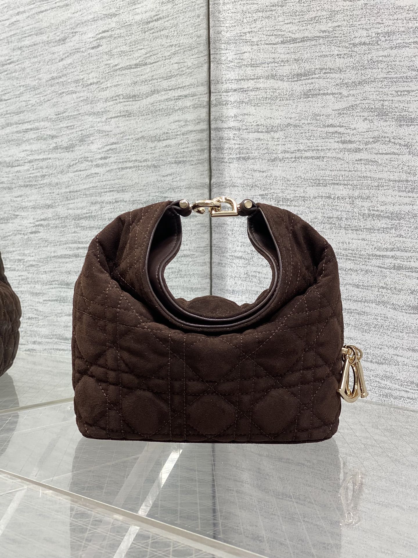 NO:939247,Mini coffee velvet is in stock. Dior Winter26 new Toujours Hobo comes with an ingot lucky bag shape, which means smooth sailing. Iconic smile folded bag edge + classic cannage pattern lambskin/suede. Small｜wide leather shoulder strap, large capacity for commuting, casual and lazy. Mini｜thin metal chain, compact and exquisite, full of date atmosphere. D.I.O.R lucky charm on the side, light when walking, comes with a good luck filter  There are many low-saturation and gentle colors, which can easily support all daily wear. French style is relaxed and easy to hold. Mini Size17.5*19*7cm, Crunchy bag, dior, sheepskin, chamois leather, Hermes,19860909迷你咖啡绒现货 Dior Winter26全新Toujours Hobo 自带元宝福袋造型,寓意顺风顺水 标志性微笑翻折包沿+经典藤格纹小羊皮/麂皮 小号｜宽皮质肩带,通勤大容量,随性慵懒 迷你｜细金属链条,小巧精致,约会氛围感拉满 侧边D.I.O.R幸运吊饰,走路轻响自带好运滤镜 超多个低饱和温柔色系,不费力撑起所有日常穿搭 法式松弛 轻松拿捏 迷你 Size17.5*19*7cm,Crunchy慵懒包,dior,sheepskin,chamois leather,Hermes,,Bag