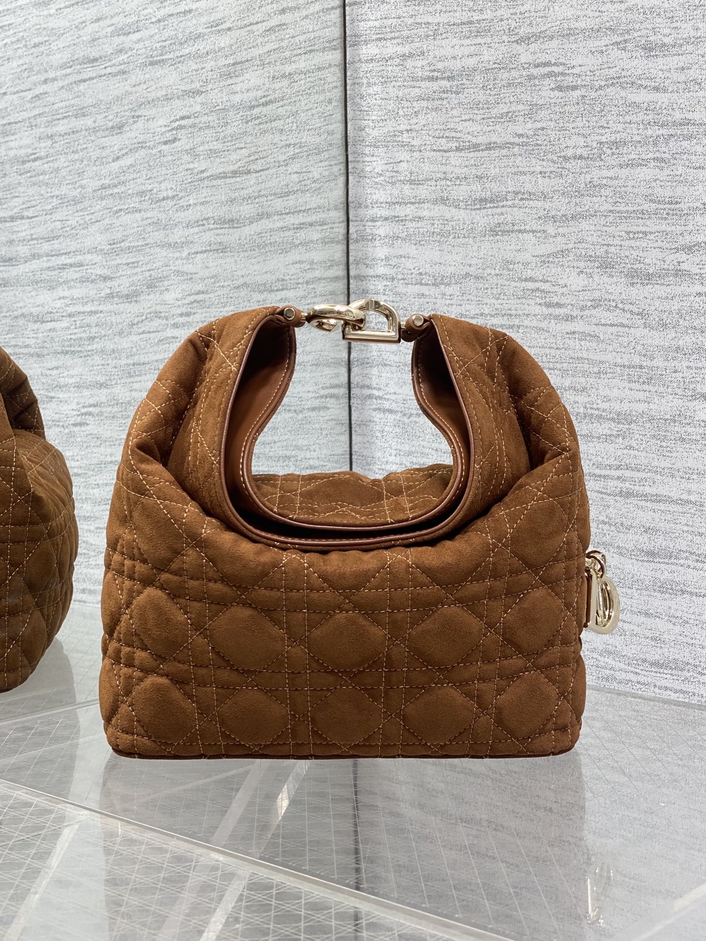 NO:939254,Small brown velvet is in stock. Dior Winter26 new Toujours Hobo comes with ingot lucky bag shape, which means smooth sailing. Iconic smile folded bag edge + classic cannage pattern lambskin/suede. Small｜wide leather shoulder strap, large capacity for commuting, casual and lazy. Mini｜thin metal chain, small and exquisite, full of date atmosphere. D.I.O.R lucky charm on the side, light when walking, comes with good luck filter  There are many low-saturation and gentle colors, which can easily support all daily outfits. French style is relaxed and easy to hold. Small Size22.5*14*7.5cm, Crunchy bag, dior, sheepskin, chamois leather, Hermes,19860909小号棕色绒现货 Dior Winter26全新Toujours Hobo 自带元宝福袋造型,寓意顺风顺水 标志性微笑翻折包沿+经典藤格纹小羊皮/麂皮 小号｜宽皮质肩带,通勤大容量,随性慵懒 迷你｜细金属链条,小巧精致,约会氛围感拉满 侧边D.I.O.R幸运吊饰,走路轻响自带好运滤镜 超多个低饱和温柔色系,不费力撑起所有日常穿搭 法式松弛 轻松拿捏 小号 Size22.5*14*7.5cm,Crunchy慵懒包,dior,sheepskin,chamois leather,Hermes,,Bag