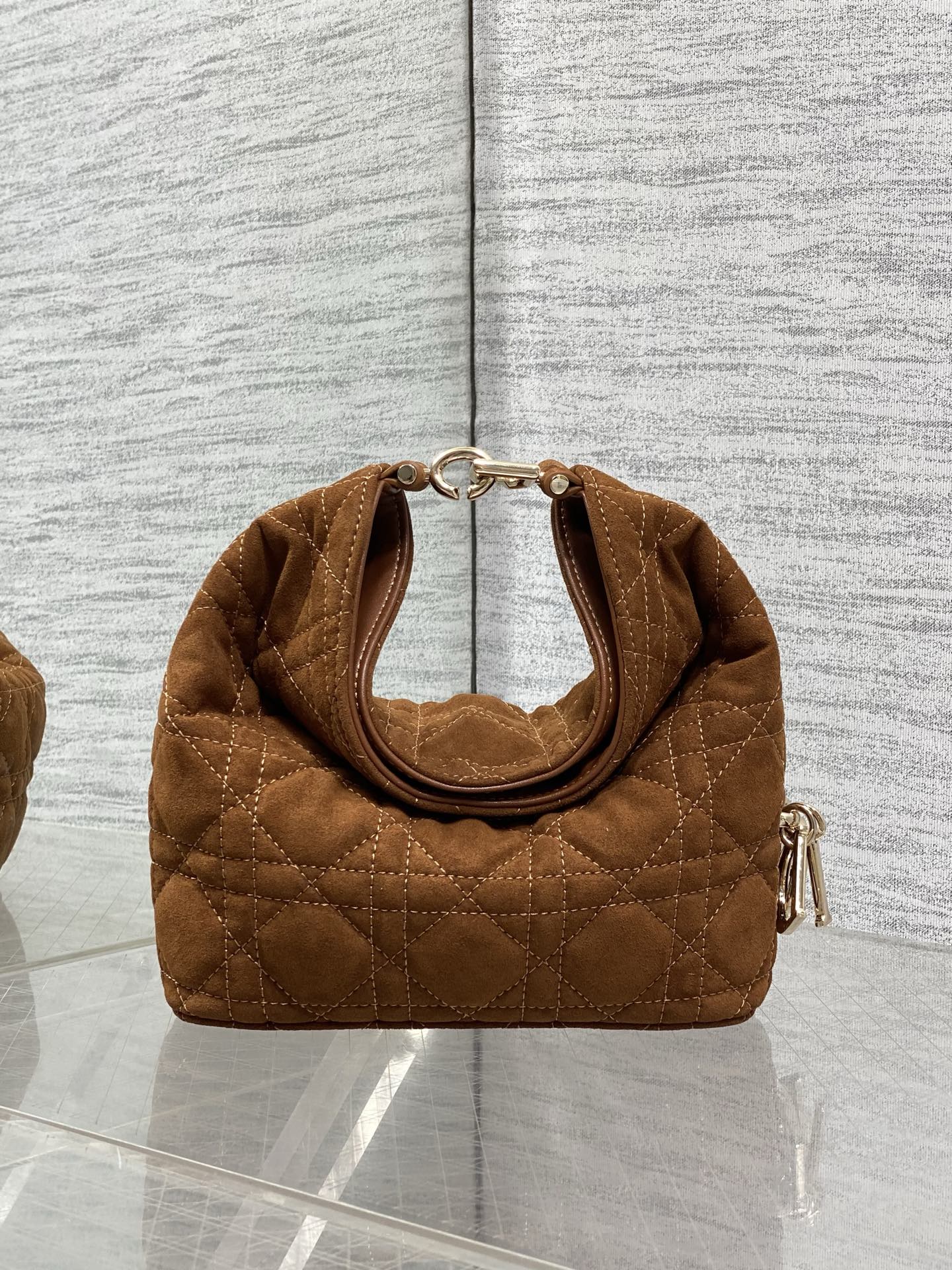NO:939264,Mini brown velvet is in stock. Dior Winter26 new Toujours Hobo comes with an ingot lucky bag shape, which means smooth sailing. Iconic smile folded bag edge + classic cannage pattern lambskin/suede. Small｜wide leather shoulder strap, large capacity for commuting, casual and lazy. Mini｜thin metal chain, small and exquisite, full of date atmosphere. D.I.O.R lucky charm on the side, walking softly and comes with a good luck filter.  There are many low-saturation and gentle colors, which can easily support all daily wear. French style is relaxed and easy to hold. Mini Size17.5*19*7cm, Crunchy bag, dior, sheepskin, chamois leather, Hermes,19860909迷你棕色绒现货 Dior Winter26全新Toujours Hobo 自带元宝福袋造型,寓意顺风顺水 标志性微笑翻折包沿+经典藤格纹小羊皮/麂皮 小号｜宽皮质肩带,通勤大容量,随性慵懒 迷你｜细金属链条,小巧精致,约会氛围感拉满 侧边D.I.O.R幸运吊饰,走路轻响自带好运滤镜 超多个低饱和温柔色系,不费力撑起所有日常穿搭 法式松弛 轻松拿捏 迷你 Size17.5*19*7cm,Crunchy慵懒包,dior,sheepskin,chamois leather,Hermes,,Bag