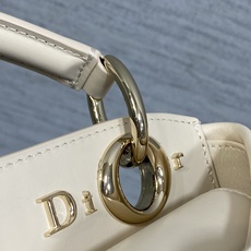 迷你现货‼️ Dior2026最新蝴蝶结手提包,把“蝴蝶结”焊在系列里.蝴蝶结也不再是小女生的甜腻感,新设计的轮廓与造型 迷你现货‼️ Dior2026最新蝴蝶结手提包,把“蝴蝶结”焊在系列里.蝴蝶结也不再是小女生的甜腻感,新设计的轮廓与造型