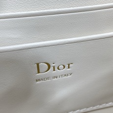 迷你现货‼️ Dior2026最新蝴蝶结手提包,把“蝴蝶结”焊在系列里.蝴蝶结也不再是小女生的甜腻感,新设计的轮廓与造型 迷你现货‼️ Dior2026最新蝴蝶结手提包,把“蝴蝶结”焊在系列里.蝴蝶结也不再是小女生的甜腻感,新设计的轮廓与造型