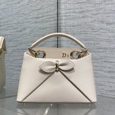 迷你现货‼️ Dior2026最新蝴蝶结手提包,把“蝴蝶结”焊在系列里.蝴蝶结也不再是小女生的甜腻感,新设计的轮廓与造型 迷你现货‼️ Dior2026最新蝴蝶结手提包,把“蝴蝶结”焊在系列里.蝴蝶结也不再是小女生的甜腻感,新设计的轮廓与造型