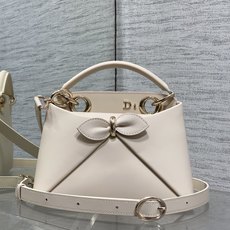 迷你现货‼️ Dior2026最新蝴蝶结手提包,把“蝴蝶结”焊在系列里.蝴蝶结也不再是小女生的甜腻感,新设计的轮廓与造型 迷你现货‼️ Dior2026最新蝴蝶结手提包,把“蝴蝶结”焊在系列里.蝴蝶结也不再是小女生的甜腻感,新设计的轮廓与造型
