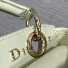 迷你现货‼️ Dior2026最新蝴蝶结手提包,把“蝴蝶结”焊在系列里.蝴蝶结也不再是小女生的甜腻感,新设计的轮廓与造型 迷你现货‼️ Dior2026最新蝴蝶结手提包,把“蝴蝶结”焊在系列里.蝴蝶结也不再是小女生的甜腻感,新设计的轮廓与造型
