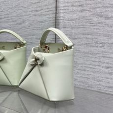 迷你现货‼️ Dior2026最新蝴蝶结手提包,把“蝴蝶结”焊在系列里.蝴蝶结也不再是小女生的甜腻感,新设计的轮廓与造型 迷你现货‼️ Dior2026最新蝴蝶结手提包,把“蝴蝶结”焊在系列里.蝴蝶结也不再是小女生的甜腻感,新设计的轮廓与造型