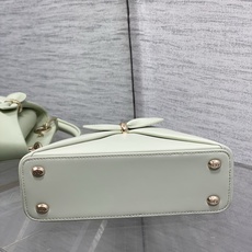 迷你现货‼️ Dior2026最新蝴蝶结手提包,把“蝴蝶结”焊在系列里.蝴蝶结也不再是小女生的甜腻感,新设计的轮廓与造型 迷你现货‼️ Dior2026最新蝴蝶结手提包,把“蝴蝶结”焊在系列里.蝴蝶结也不再是小女生的甜腻感,新设计的轮廓与造型