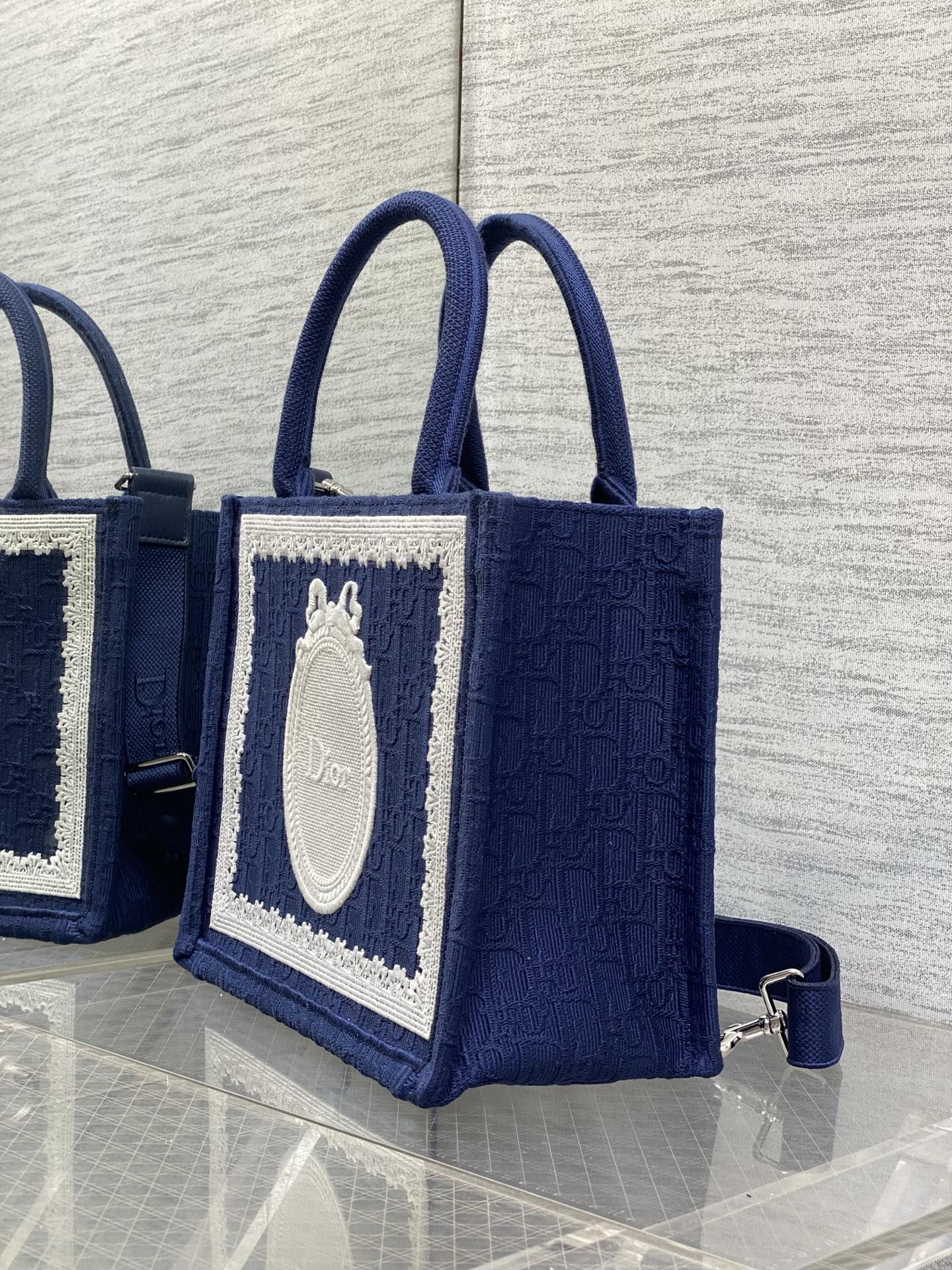 𝗗𝗶𝗼𝗿 𝗕𝗼𝗼𝗸 𝗧𝗼𝘁𝗲 肩带款小号托特❗ 肩带款深蓝色小号现货‼️ 最新款的𝑩𝒐𝒐𝒌 𝑻𝒐𝒕𝒆对版首发！ 新出的法