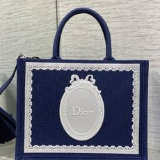 𝗗𝗶𝗼𝗿 𝗕𝗼𝗼𝗸 𝗧𝗼𝘁𝗲 肩带款中号托特❗ 肩带款深蓝色中号现货‼️ 最新款的𝑩𝒐𝒐𝒌 𝑻𝒐𝒕𝒆对版首发! 新出的法 𝗗𝗶𝗼𝗿 𝗕𝗼𝗼𝗸 𝗧𝗼𝘁𝗲 肩带款中号托特❗ 肩带款深蓝色中号现货‼️ 最新款的𝑩𝒐𝒐𝒌 𝑻𝒐𝒕𝒆对版首发! 新出的法