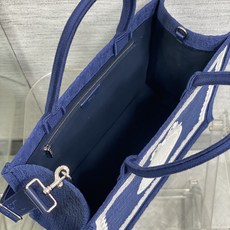 𝗗𝗶𝗼𝗿 𝗕𝗼𝗼𝗸 𝗧𝗼𝘁𝗲 肩带款中号托特❗ 肩带款深蓝色中号现货‼️ 最新款的𝑩𝒐𝒐𝒌 𝑻𝒐𝒕𝒆对版首发! 新出的法 𝗗𝗶𝗼𝗿 𝗕𝗼𝗼𝗸 𝗧𝗼𝘁𝗲 肩带款中号托特❗ 肩带款深蓝色中号现货‼️ 最新款的𝑩𝒐𝒐𝒌 𝑻𝒐𝒕𝒆对版首发! 新出的法