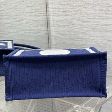 𝗗𝗶𝗼𝗿 𝗕𝗼𝗼𝗸 𝗧𝗼𝘁𝗲 肩带款中号托特❗ 肩带款深蓝色中号现货‼️ 最新款的𝑩𝒐𝒐𝒌 𝑻𝒐𝒕𝒆对版首发! 新出的法 𝗗𝗶𝗼𝗿 𝗕𝗼𝗼𝗸 𝗧𝗼𝘁𝗲 肩带款中号托特❗ 肩带款深蓝色中号现货‼️ 最新款的𝑩𝒐𝒐𝒌 𝑻𝒐𝒕𝒆对版首发! 新出的法