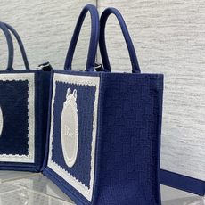𝗗𝗶𝗼𝗿 𝗕𝗼𝗼𝗸 𝗧𝗼𝘁𝗲 肩带款中号托特❗ 肩带款深蓝色中号现货‼️ 最新款的𝑩𝒐𝒐𝒌 𝑻𝒐𝒕𝒆对版首发! 新出的法 𝗗𝗶𝗼𝗿 𝗕𝗼𝗼𝗸 𝗧𝗼𝘁𝗲 肩带款中号托特❗ 肩带款深蓝色中号现货‼️ 最新款的𝑩𝒐𝒐𝒌 𝑻𝒐𝒕𝒆对版首发! 新出的法