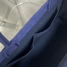 𝗗𝗶𝗼𝗿 𝗕𝗼𝗼𝗸 𝗧𝗼𝘁𝗲 肩带款中号托特❗ 肩带款深蓝色中号现货‼️ 最新款的𝑩𝒐𝒐𝒌 𝑻𝒐𝒕𝒆对版首发! 新出的法 𝗗𝗶𝗼𝗿 𝗕𝗼𝗼𝗸 𝗧𝗼𝘁𝗲 肩带款中号托特❗ 肩带款深蓝色中号现货‼️ 最新款的𝑩𝒐𝒐𝒌 𝑻𝒐𝒕𝒆对版首发! 新出的法