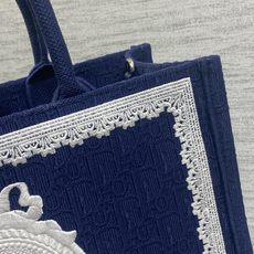 𝗗𝗶𝗼𝗿 𝗕𝗼𝗼𝗸 𝗧𝗼𝘁𝗲 肩带款中号托特❗ 肩带款深蓝色中号现货‼️ 最新款的𝑩𝒐𝒐𝒌 𝑻𝒐𝒕𝒆对版首发! 新出的法 𝗗𝗶𝗼𝗿 𝗕𝗼𝗼𝗸 𝗧𝗼𝘁𝗲 肩带款中号托特❗ 肩带款深蓝色中号现货‼️ 最新款的𝑩𝒐𝒐𝒌 𝑻𝒐𝒕𝒆对版首发! 新出的法