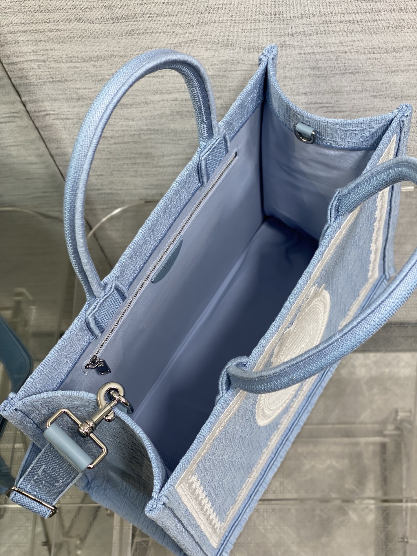 𝗗𝗶𝗼𝗿 𝗕𝗼𝗼𝗸 𝗧𝗼𝘁𝗲 肩带款中号托特❗ 肩带款天蓝色中号现货‼️ 最新款的𝑩𝒐𝒐𝒌 𝑻𝒐𝒕𝒆对版首发！ 新出的法
