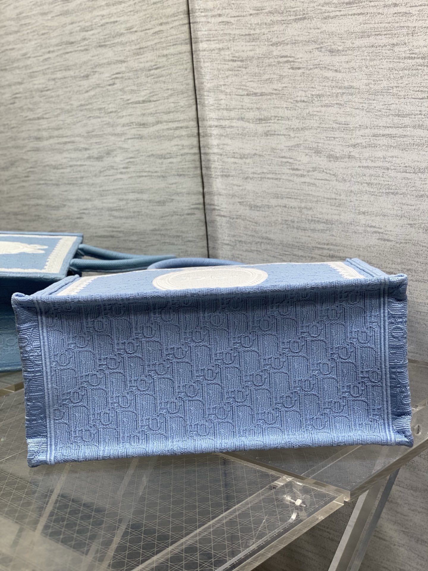 𝗗𝗶𝗼𝗿 𝗕𝗼𝗼𝗸 𝗧𝗼𝘁𝗲 肩带款中号托特❗ 肩带款天蓝色中号现货‼️ 最新款的𝑩𝒐𝒐𝒌 𝑻𝒐𝒕𝒆对版首发！ 新出的法