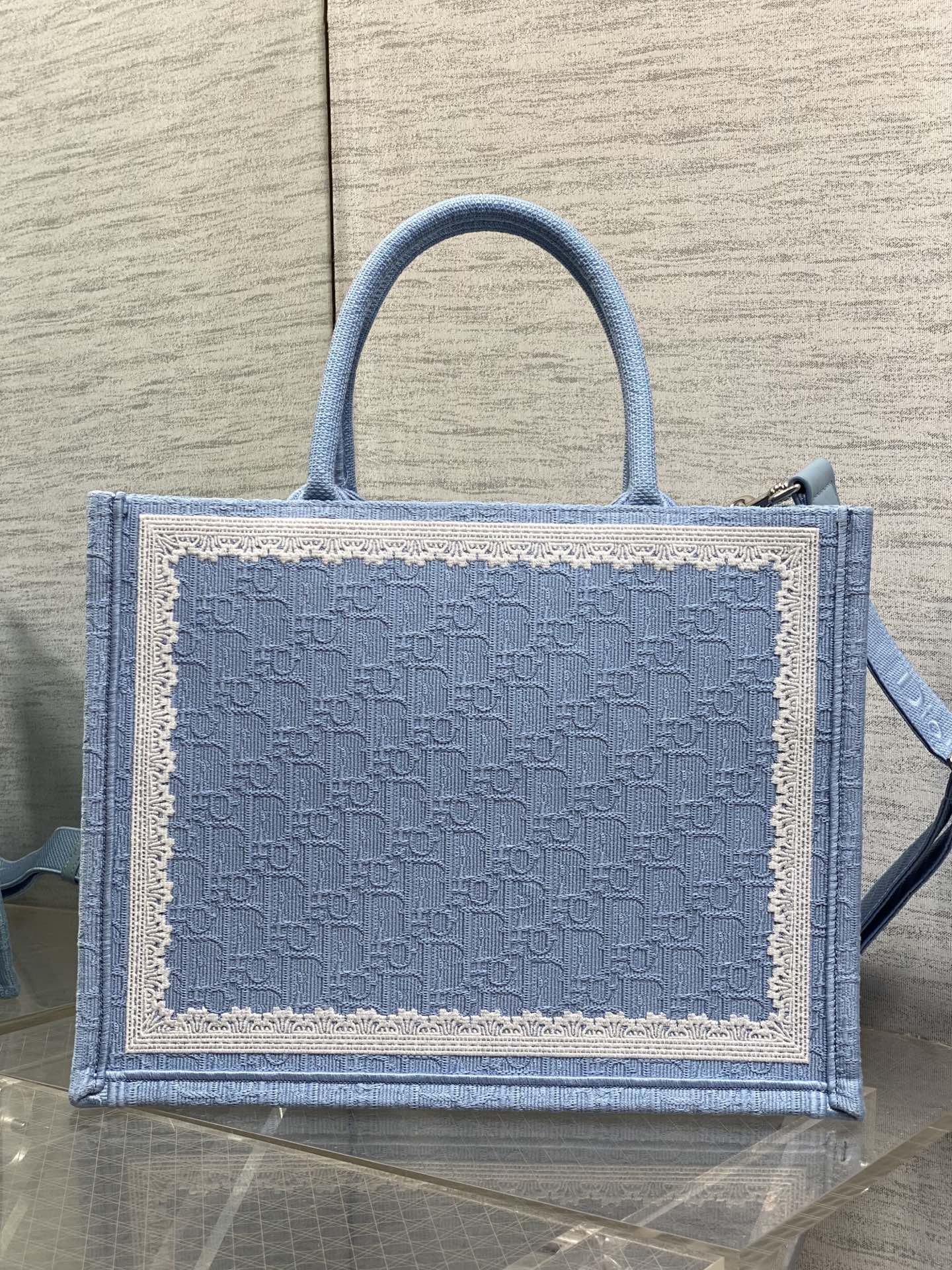 𝗗𝗶𝗼𝗿 𝗕𝗼𝗼𝗸 𝗧𝗼𝘁𝗲 肩带款中号托特❗ 肩带款天蓝色中号现货‼️ 最新款的𝑩𝒐𝒐𝒌 𝑻𝒐𝒕𝒆对版首发！ 新出的法