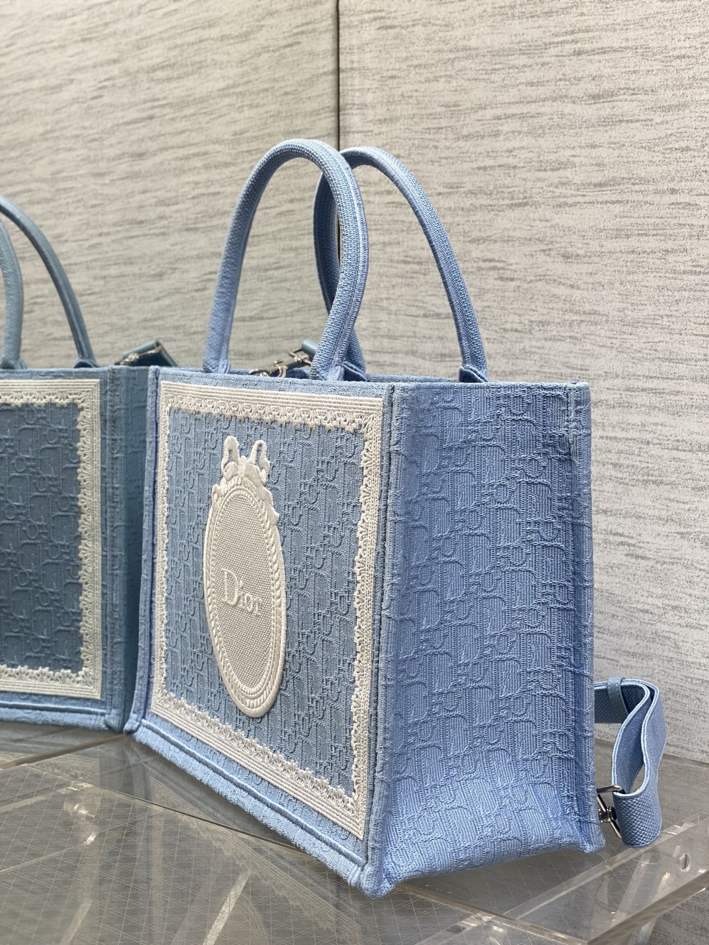 𝗗𝗶𝗼𝗿 𝗕𝗼𝗼𝗸 𝗧𝗼𝘁𝗲 肩带款中号托特❗ 肩带款天蓝色中号现货‼️ 最新款的𝑩𝒐𝒐𝒌 𝑻𝒐𝒕𝒆对版首发！ 新出的法