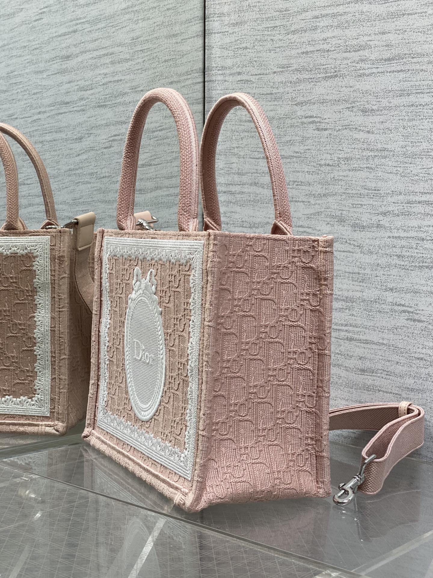 𝗗𝗶𝗼𝗿 𝗕𝗼𝗼𝗸 𝗧𝗼𝘁𝗲 肩带款小号托特❗ 肩带款粉色小号现货‼️ 最新款的𝑩𝒐𝒐𝒌 𝑻𝒐𝒕𝒆对版首发！ 新出的法式