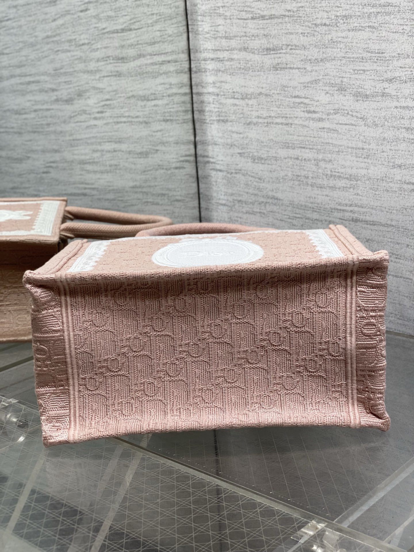 𝗗𝗶𝗼𝗿 𝗕𝗼𝗼𝗸 𝗧𝗼𝘁𝗲 肩带款小号托特❗ 肩带款粉色小号现货‼️ 最新款的𝑩𝒐𝒐𝒌 𝑻𝒐𝒕𝒆对版首发！ 新出的法式