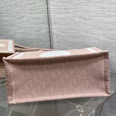 𝗗𝗶𝗼𝗿 𝗕𝗼𝗼𝗸 𝗧𝗼𝘁𝗲 肩带款中号托特❗ 肩带款粉色中号现货‼️ 最新款的𝑩𝒐𝒐𝒌 𝑻𝒐𝒕𝒆对版首发! 新出的法式 𝗗𝗶𝗼𝗿 𝗕𝗼𝗼𝗸 𝗧𝗼𝘁𝗲 肩带款中号托特❗ 肩带款粉色中号现货‼️ 最新款的𝑩𝒐𝒐𝒌 𝑻𝒐𝒕𝒆对版首发! 新出的法式