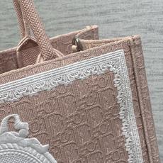 𝗗𝗶𝗼𝗿 𝗕𝗼𝗼𝗸 𝗧𝗼𝘁𝗲 肩带款中号托特❗ 肩带款粉色中号现货‼️ 最新款的𝑩𝒐𝒐𝒌 𝑻𝒐𝒕𝒆对版首发! 新出的法式 𝗗𝗶𝗼𝗿 𝗕𝗼𝗼𝗸 𝗧𝗼𝘁𝗲 肩带款中号托特❗ 肩带款粉色中号现货‼️ 最新款的𝑩𝒐𝒐𝒌 𝑻𝒐𝒕𝒆对版首发! 新出的法式