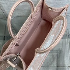 𝗗𝗶𝗼𝗿 𝗕𝗼𝗼𝗸 𝗧𝗼𝘁𝗲 肩带款中号托特❗ 肩带款粉色中号现货‼️ 最新款的𝑩𝒐𝒐𝒌 𝑻𝒐𝒕𝒆对版首发! 新出的法式 𝗗𝗶𝗼𝗿 𝗕𝗼𝗼𝗸 𝗧𝗼𝘁𝗲 肩带款中号托特❗ 肩带款粉色中号现货‼️ 最新款的𝑩𝒐𝒐𝒌 𝑻𝒐𝒕𝒆对版首发! 新出的法式