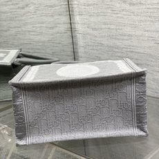 𝗗𝗶𝗼𝗿 𝗕𝗼𝗼𝗸 𝗧𝗼𝘁𝗲 肩带款小号托特❗ 肩带款灰色小号现货‼️ 最新款的𝑩𝒐𝒐𝒌 𝑻𝒐𝒕𝒆对版首发! 新出的法式 𝗗𝗶𝗼𝗿 𝗕𝗼𝗼𝗸 𝗧𝗼𝘁𝗲 肩带款小号托特❗ 肩带款灰色小号现货‼️ 最新款的𝑩𝒐𝒐𝒌 𝑻𝒐𝒕𝒆对版首发! 新出的法式