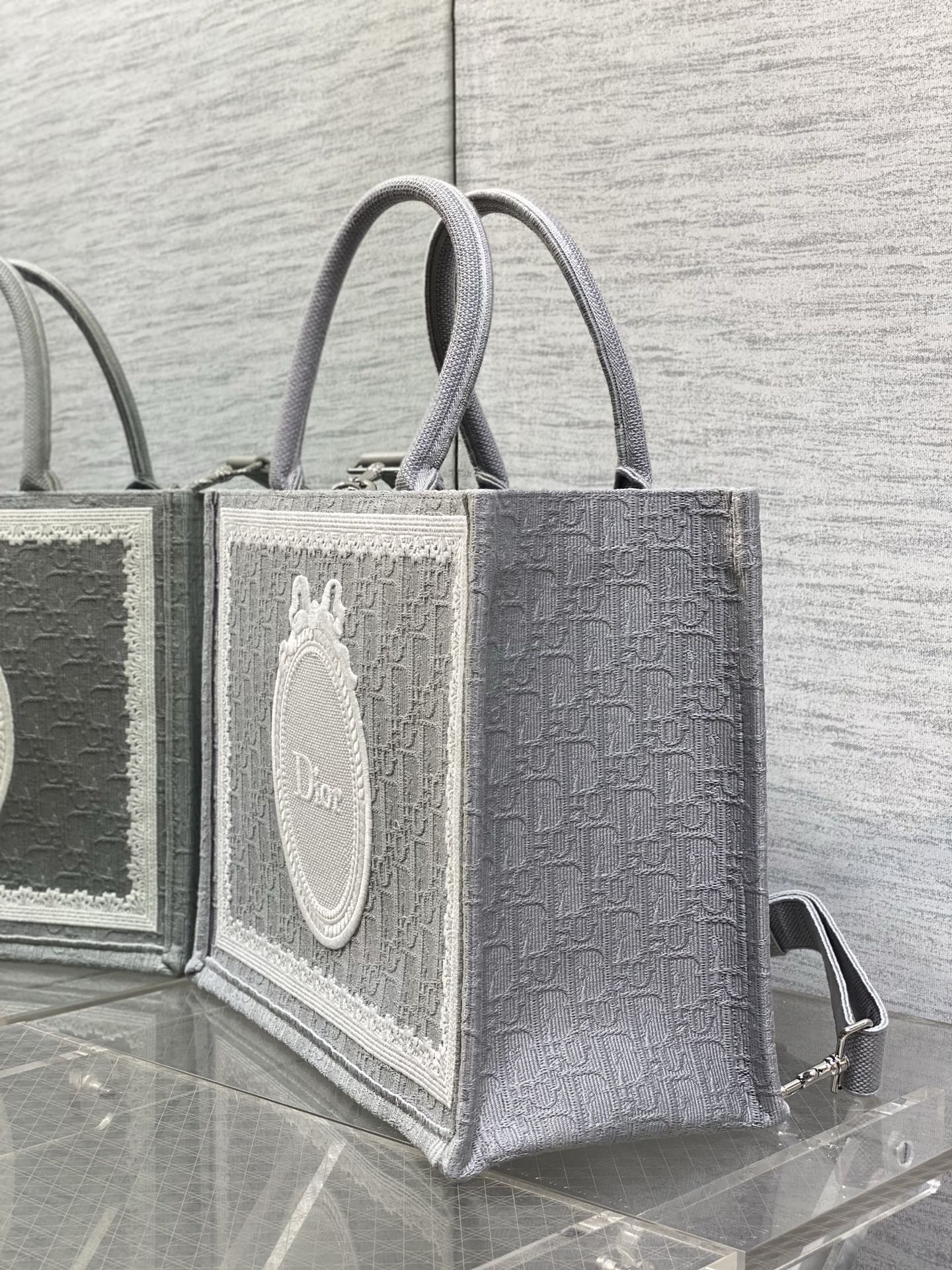 𝗗𝗶𝗼𝗿 𝗕𝗼𝗼𝗸 𝗧𝗼𝘁𝗲 肩带款中号托特❗ 肩带款灰色中号现货‼️ 最新款的𝑩𝒐𝒐𝒌 𝑻𝒐𝒕𝒆对版首发！ 新出的法式
