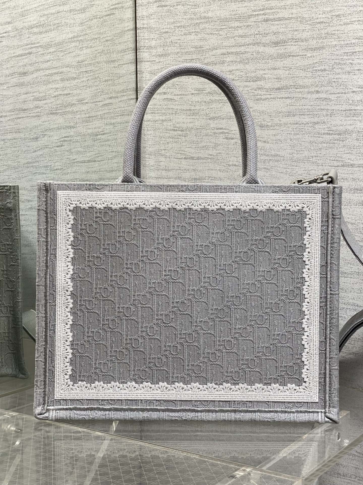 𝗗𝗶𝗼𝗿 𝗕𝗼𝗼𝗸 𝗧𝗼𝘁𝗲 肩带款中号托特❗ 肩带款灰色中号现货‼️ 最新款的𝑩𝒐𝒐𝒌 𝑻𝒐𝒕𝒆对版首发！ 新出的法式