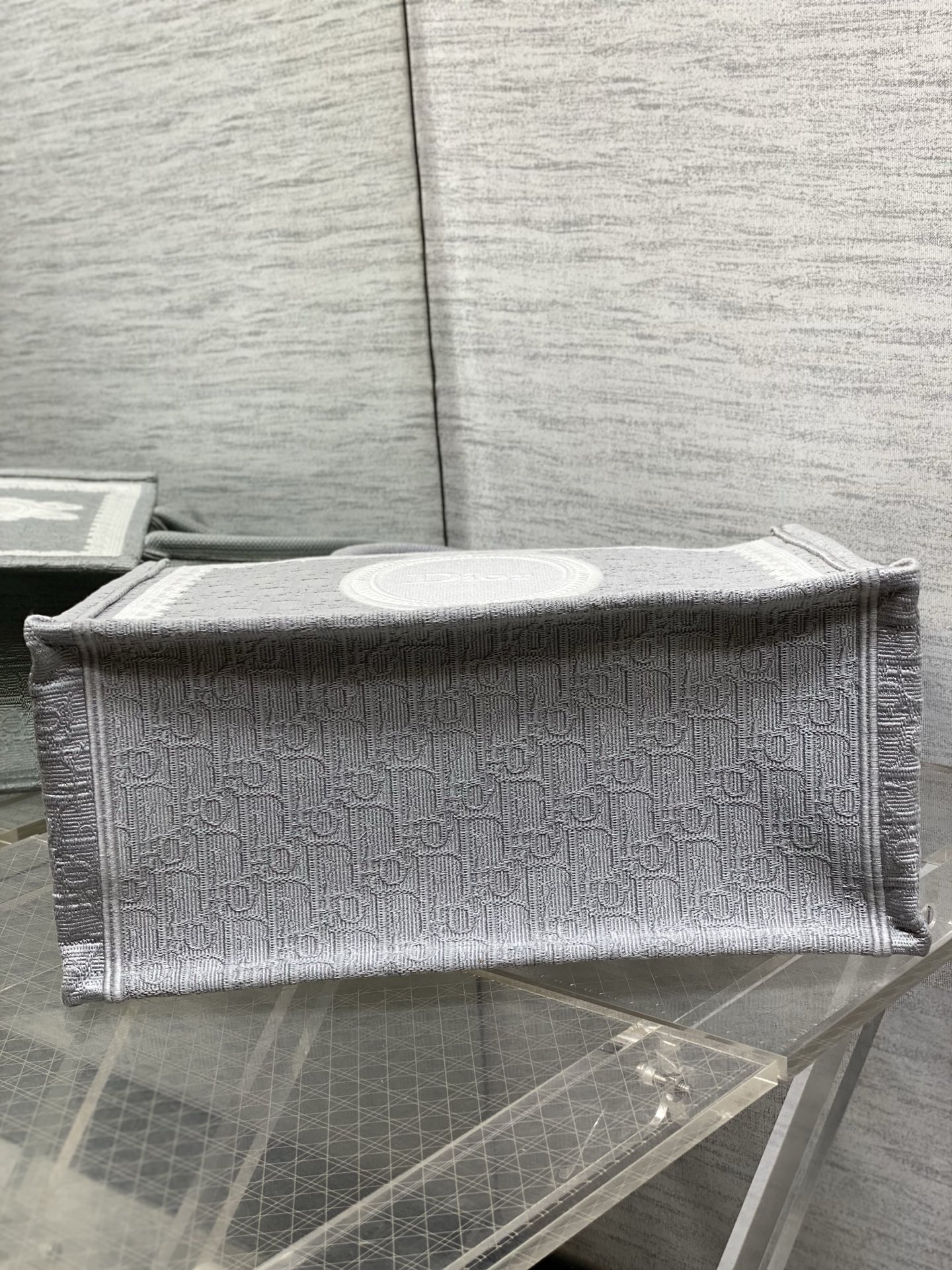 𝗗𝗶𝗼𝗿 𝗕𝗼𝗼𝗸 𝗧𝗼𝘁𝗲 肩带款中号托特❗ 肩带款灰色中号现货‼️ 最新款的𝑩𝒐𝒐𝒌 𝑻𝒐𝒕𝒆对版首发！ 新出的法式