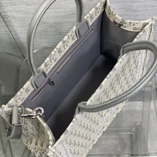 𝗗𝗶𝗼𝗿 𝗕𝗼𝗼𝗸 𝗧𝗼𝘁𝗲 肩带款中号托特❗ 肩带款老花灰中号现货‼️ 最新款的𝑩𝒐𝒐𝒌 𝑻𝒐𝒕𝒆对版首发! 新出的法 𝗗𝗶𝗼𝗿 𝗕𝗼𝗼𝗸 𝗧𝗼𝘁𝗲 肩带款中号托特❗ 肩带款老花灰中号现货‼️ 最新款的𝑩𝒐𝒐𝒌 𝑻𝒐𝒕𝒆对版首发! 新出的法