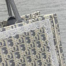 𝗗𝗶𝗼𝗿 𝗕𝗼𝗼𝗸 𝗧𝗼𝘁𝗲 肩带款中号托特❗ 肩带款老花灰中号现货‼️ 最新款的𝑩𝒐𝒐𝒌 𝑻𝒐𝒕𝒆对版首发! 新出的法 𝗗𝗶𝗼𝗿 𝗕𝗼𝗼𝗸 𝗧𝗼𝘁𝗲 肩带款中号托特❗ 肩带款老花灰中号现货‼️ 最新款的𝑩𝒐𝒐𝒌 𝑻𝒐𝒕𝒆对版首发! 新出的法