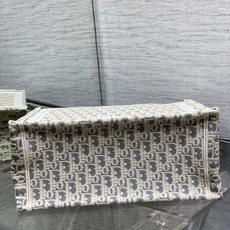 𝗗𝗶𝗼𝗿 𝗕𝗼𝗼𝗸 𝗧𝗼𝘁𝗲 肩带款中号托特❗ 肩带款老花灰中号现货‼️ 最新款的𝑩𝒐𝒐𝒌 𝑻𝒐𝒕𝒆对版首发! 新出的法 𝗗𝗶𝗼𝗿 𝗕𝗼𝗼𝗸 𝗧𝗼𝘁𝗲 肩带款中号托特❗ 肩带款老花灰中号现货‼️ 最新款的𝑩𝒐𝒐𝒌 𝑻𝒐𝒕𝒆对版首发! 新出的法
