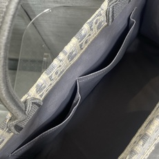 𝗗𝗶𝗼𝗿 𝗕𝗼𝗼𝗸 𝗧𝗼𝘁𝗲 肩带款中号托特❗ 肩带款老花灰中号现货‼️ 最新款的𝑩𝒐𝒐𝒌 𝑻𝒐𝒕𝒆对版首发! 新出的法 𝗗𝗶𝗼𝗿 𝗕𝗼𝗼𝗸 𝗧𝗼𝘁𝗲 肩带款中号托特❗ 肩带款老花灰中号现货‼️ 最新款的𝑩𝒐𝒐𝒌 𝑻𝒐𝒕𝒆对版首发! 新出的法