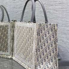 𝗗𝗶𝗼𝗿 𝗕𝗼𝗼𝗸 𝗧𝗼𝘁𝗲 肩带款中号托特❗ 肩带款老花灰中号现货‼️ 最新款的𝑩𝒐𝒐𝒌 𝑻𝒐𝒕𝒆对版首发! 新出的法 𝗗𝗶𝗼𝗿 𝗕𝗼𝗼𝗸 𝗧𝗼𝘁𝗲 肩带款中号托特❗ 肩带款老花灰中号现货‼️ 最新款的𝑩𝒐𝒐𝒌 𝑻𝒐𝒕𝒆对版首发! 新出的法