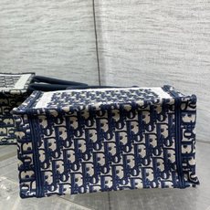𝗗𝗶𝗼𝗿 𝗕𝗼𝗼𝗸 𝗧𝗼𝘁𝗲 肩带款小号托特❗ 肩带款老花蓝小号现货‼️ 最新款的𝑩𝒐𝒐𝒌 𝑻𝒐𝒕𝒆对版首发! 新出的法 𝗗𝗶𝗼𝗿 𝗕𝗼𝗼𝗸 𝗧𝗼𝘁𝗲 肩带款小号托特❗ 肩带款老花蓝小号现货‼️ 最新款的𝑩𝒐𝒐𝒌 𝑻𝒐𝒕𝒆对版首发! 新出的法