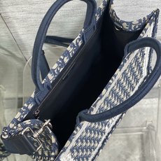 𝗗𝗶𝗼𝗿 𝗕𝗼𝗼𝗸 𝗧𝗼𝘁𝗲 肩带款中号托特❗ 肩带款老花蓝中号现货‼️ 最新款的𝑩𝒐𝒐𝒌 𝑻𝒐𝒕𝒆对版首发! 新出的法 𝗗𝗶𝗼𝗿 𝗕𝗼𝗼𝗸 𝗧𝗼𝘁𝗲 肩带款中号托特❗ 肩带款老花蓝中号现货‼️ 最新款的𝑩𝒐𝒐𝒌 𝑻𝒐𝒕𝒆对版首发! 新出的法