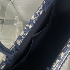 𝗗𝗶𝗼𝗿 𝗕𝗼𝗼𝗸 𝗧𝗼𝘁𝗲 肩带款中号托特❗ 肩带款老花蓝中号现货‼️ 最新款的𝑩𝒐𝒐𝒌 𝑻𝒐𝒕𝒆对版首发! 新出的法 𝗗𝗶𝗼𝗿 𝗕𝗼𝗼𝗸 𝗧𝗼𝘁𝗲 肩带款中号托特❗ 肩带款老花蓝中号现货‼️ 最新款的𝑩𝒐𝒐𝒌 𝑻𝒐𝒕𝒆对版首发! 新出的法