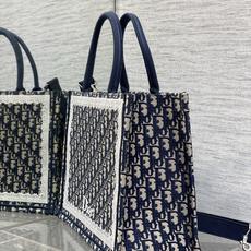 𝗗𝗶𝗼𝗿 𝗕𝗼𝗼𝗸 𝗧𝗼𝘁𝗲 肩带款中号托特❗ 肩带款老花蓝中号现货‼️ 最新款的𝑩𝒐𝒐𝒌 𝑻𝒐𝒕𝒆对版首发! 新出的法 𝗗𝗶𝗼𝗿 𝗕𝗼𝗼𝗸 𝗧𝗼𝘁𝗲 肩带款中号托特❗ 肩带款老花蓝中号现货‼️ 最新款的𝑩𝒐𝒐𝒌 𝑻𝒐𝒕𝒆对版首发! 新出的法