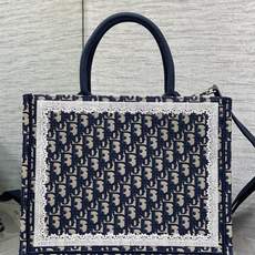 𝗗𝗶𝗼𝗿 𝗕𝗼𝗼𝗸 𝗧𝗼𝘁𝗲 肩带款中号托特❗ 肩带款老花蓝中号现货‼️ 最新款的𝑩𝒐𝒐𝒌 𝑻𝒐𝒕𝒆对版首发! 新出的法 𝗗𝗶𝗼𝗿 𝗕𝗼𝗼𝗸 𝗧𝗼𝘁𝗲 肩带款中号托特❗ 肩带款老花蓝中号现货‼️ 最新款的𝑩𝒐𝒐𝒌 𝑻𝒐𝒕𝒆对版首发! 新出的法