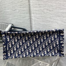 𝗗𝗶𝗼𝗿 𝗕𝗼𝗼𝗸 𝗧𝗼𝘁𝗲 肩带款中号托特❗ 肩带款老花蓝中号现货‼️ 最新款的𝑩𝒐𝒐𝒌 𝑻𝒐𝒕𝒆对版首发! 新出的法 𝗗𝗶𝗼𝗿 𝗕𝗼𝗼𝗸 𝗧𝗼𝘁𝗲 肩带款中号托特❗ 肩带款老花蓝中号现货‼️ 最新款的𝑩𝒐𝒐𝒌 𝑻𝒐𝒕𝒆对版首发! 新出的法
