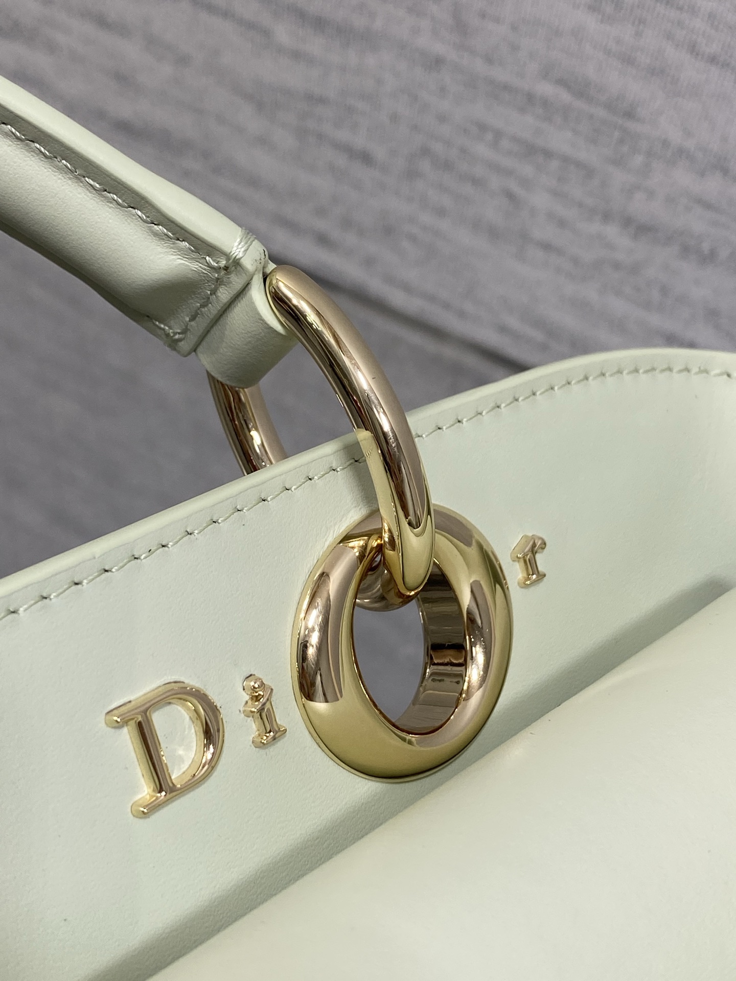 大号现货‼️ Dior2026最新蝴蝶结手提包，把“蝴蝶结”焊在系列里.蝴蝶结也不再是小女生的甜腻感，新设计的轮廓与造型