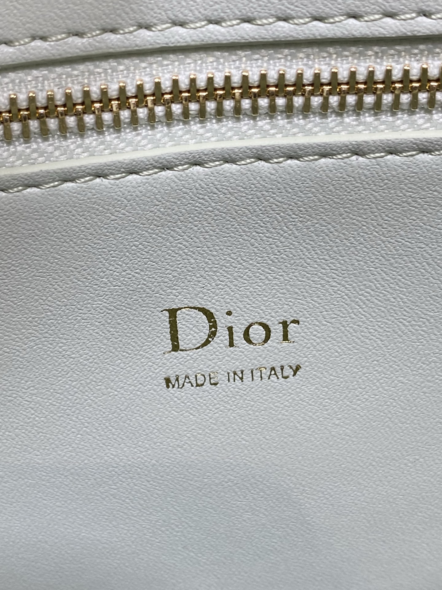 大号现货‼️ Dior2026最新蝴蝶结手提包，把“蝴蝶结”焊在系列里.蝴蝶结也不再是小女生的甜腻感，新设计的轮廓与造型