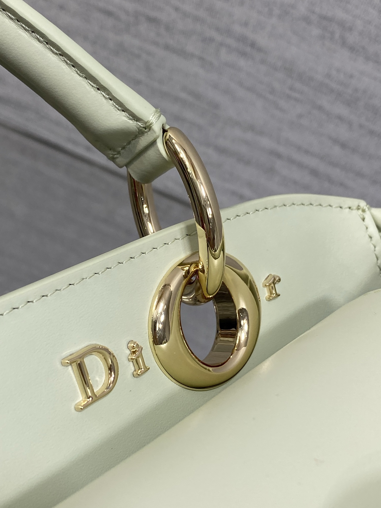 小号现货‼️ Dior2026最新蝴蝶结手提包，把“蝴蝶结”焊在系列里.蝴蝶结也不再是小女生的甜腻感，新设计的轮廓与造型