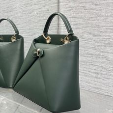 大号现货‼️ Dior2026最新蝴蝶结手提包,把“蝴蝶结”焊在系列里.蝴蝶结也不再是小女生的甜腻感,新设计的轮廓与造型 大号现货‼️ Dior2026最新蝴蝶结手提包,把“蝴蝶结”焊在系列里.蝴蝶结也不再是小女生的甜腻感,新设计的轮廓与造型