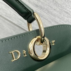 大号现货‼️ Dior2026最新蝴蝶结手提包,把“蝴蝶结”焊在系列里.蝴蝶结也不再是小女生的甜腻感,新设计的轮廓与造型 大号现货‼️ Dior2026最新蝴蝶结手提包,把“蝴蝶结”焊在系列里.蝴蝶结也不再是小女生的甜腻感,新设计的轮廓与造型