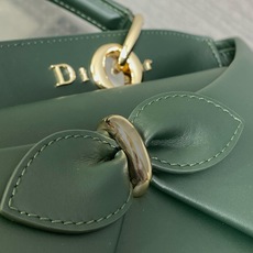 大号现货‼️ Dior2026最新蝴蝶结手提包,把“蝴蝶结”焊在系列里.蝴蝶结也不再是小女生的甜腻感,新设计的轮廓与造型 大号现货‼️ Dior2026最新蝴蝶结手提包,把“蝴蝶结”焊在系列里.蝴蝶结也不再是小女生的甜腻感,新设计的轮廓与造型